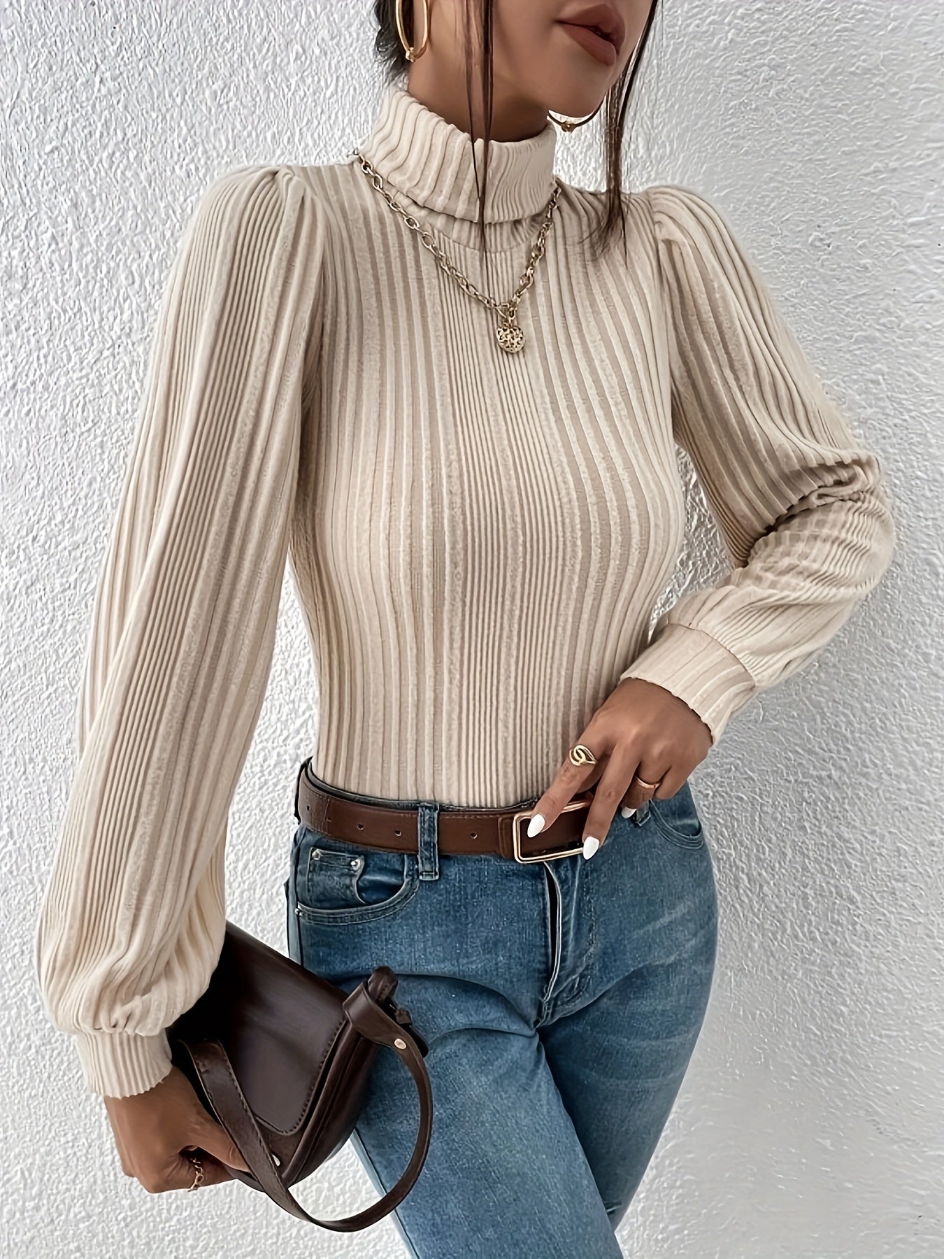 Elegantes beiges Rollkragen-T-Shirt im Rippstrick für Damen | Ideal für den Winter